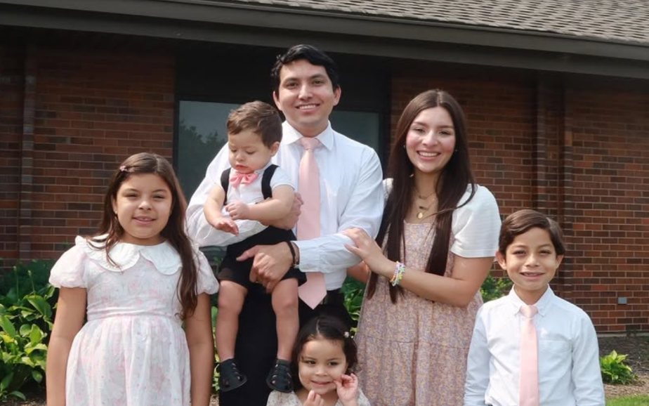 Alfredo, Bárbara y sus cuatro hijos frente a su casa