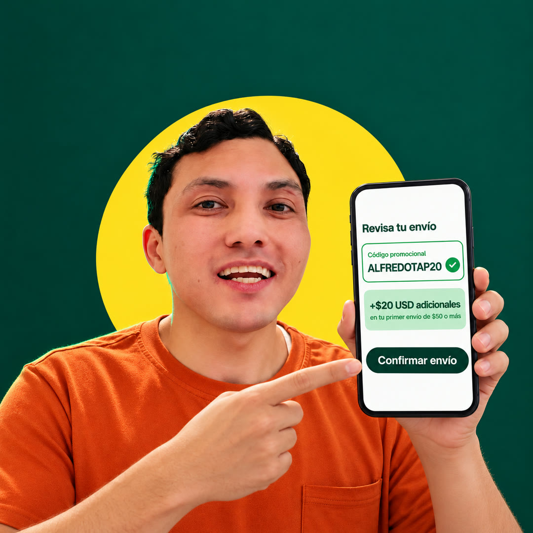 Alfredo sonriendo y señalando su teléfono con la app Taptap Send y su código ALFREDOTAP20